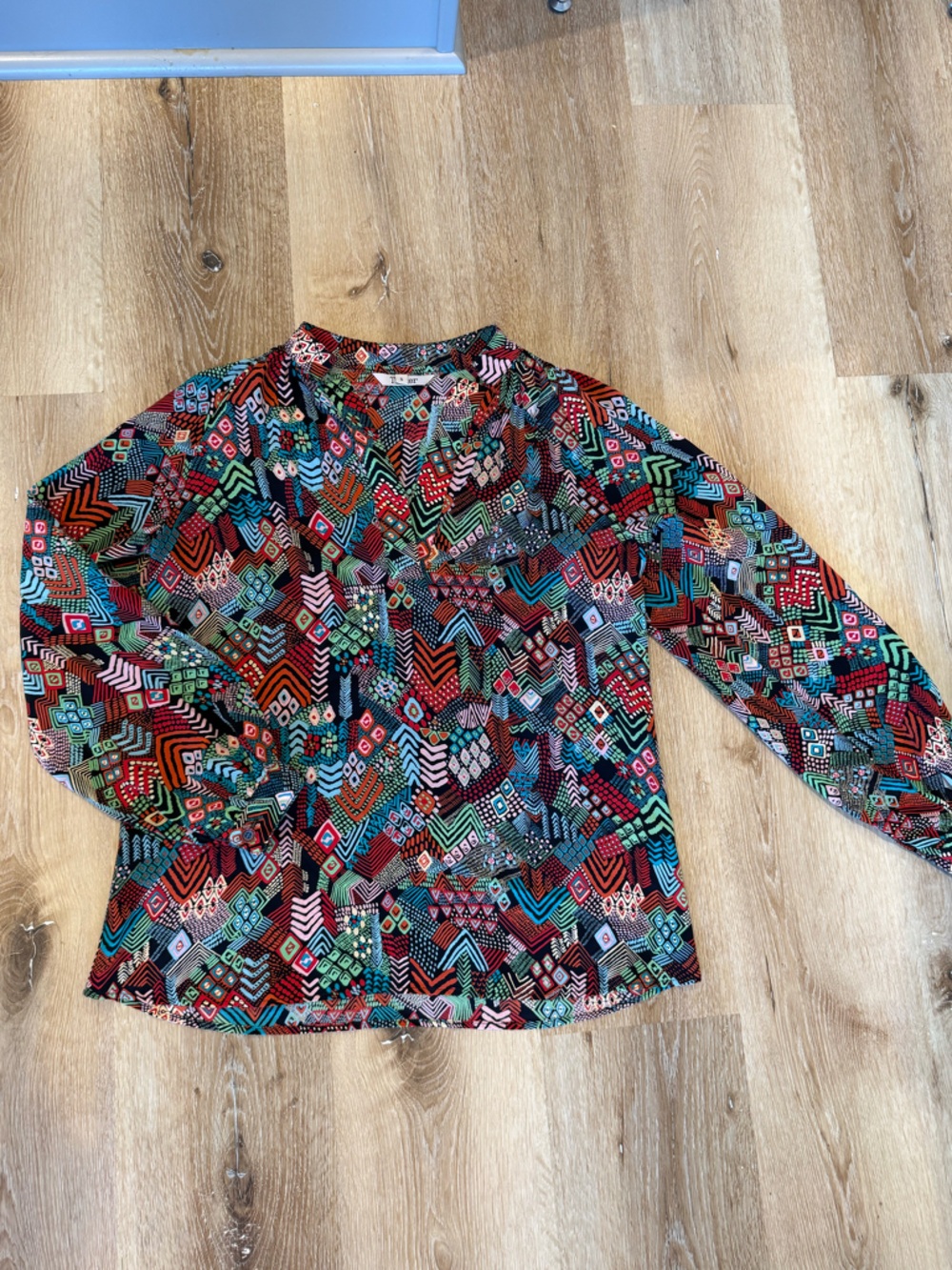 Tucker Multicolor Geometric 100% silk Print Top size small